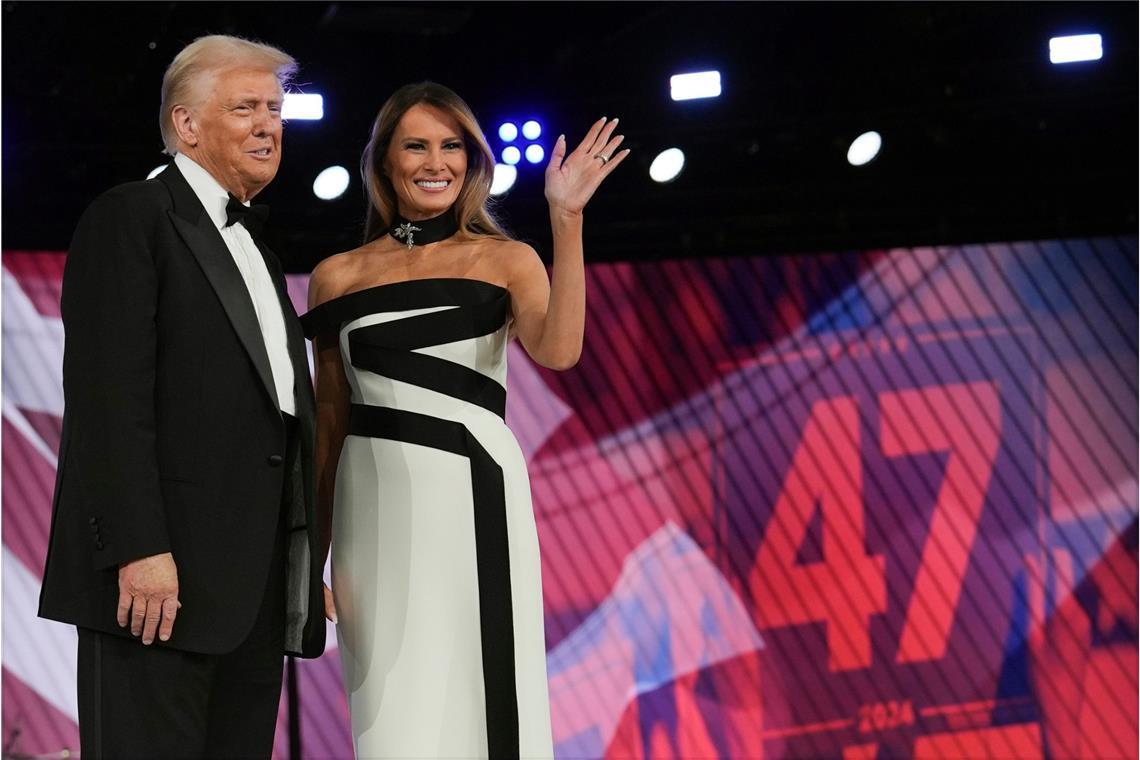 Was Donald Trump als US-Präsident vorhat Präsident Donald Trump und First Lady Melania Trump winken nach dem Tanz auf dem Liberty Ball, der Teil der Amtseinführung des Präsidenten ist.