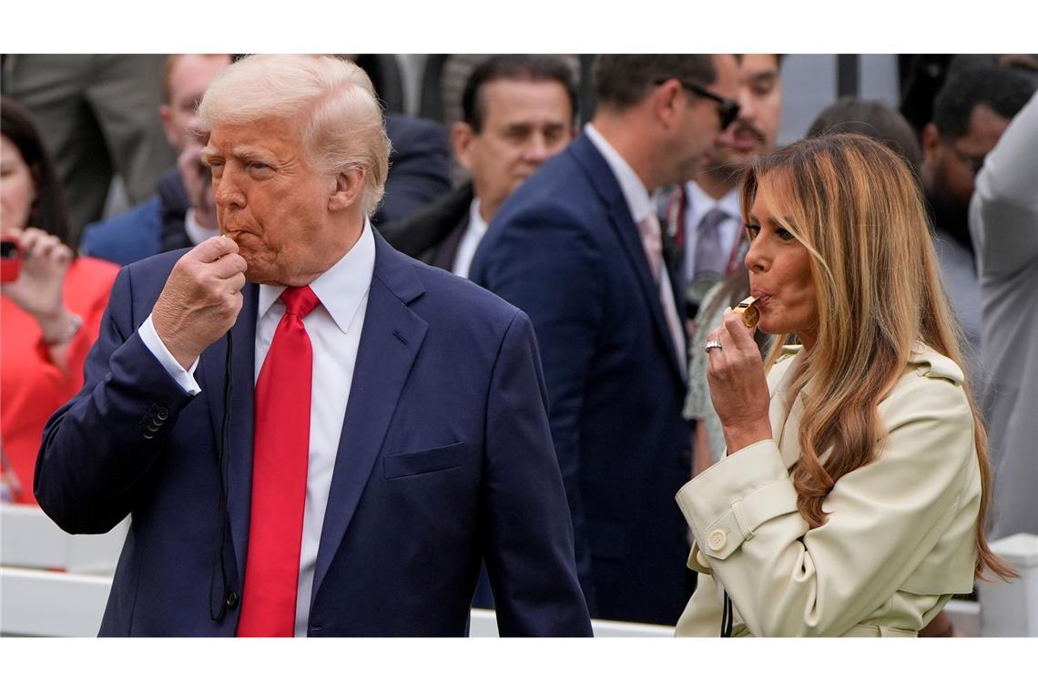Trump tritt mit Osterhase auf - teure Eier, große Spender Präsident Donald Trump und Melania Trump blasen während des White House Easter Egg Roll in Trillerpfeifen.