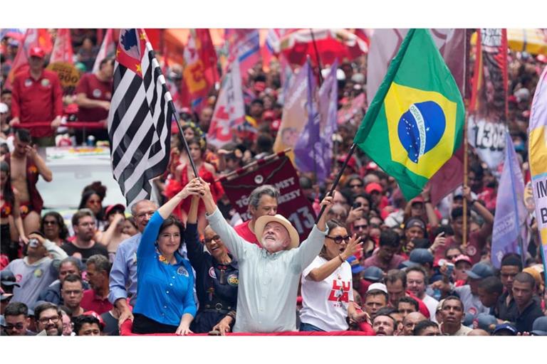 Präsident Luiz Inácio Lula da Silva auf einer Wahlkampfveranstaltung einen Tag vor den Wahlen in Brasilien. Herausforderer Bolsonaro will gegen den Lula gerichtlich vorgehen.
