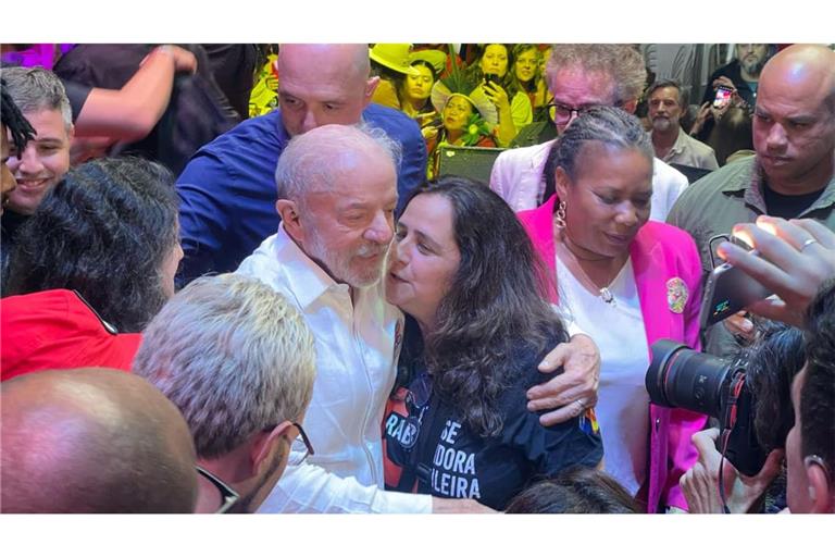 Präsident Lula da Silva mit Künstlerin in Rio de Janeiro. Er sieht sich im Wahlkampf überraschendem Gegenwind ausgesetzt.
