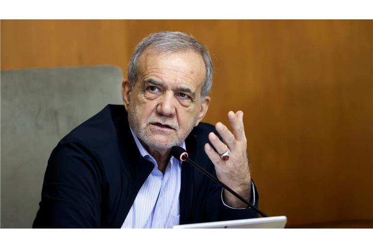 Präsident Peseschkian soll Teil des dreiköpfigen Rats sein, der den Iran vorübergehend führen soll. (Archivbil)