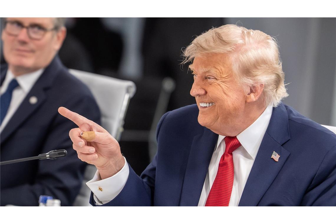 Präsident Trump deutet die Richtung an auf dem G7-Gipfel in Evian, Frankreich.
