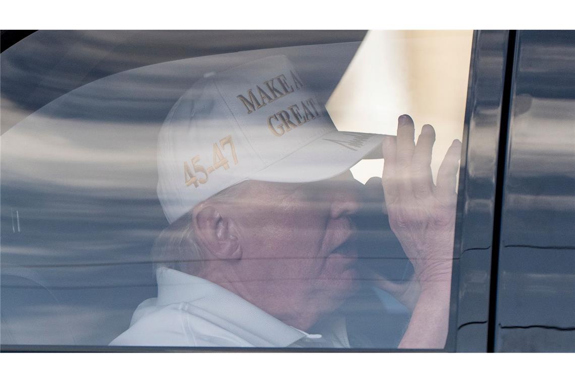 Bilder des Tages Präsident Trump geht Golf spielen.