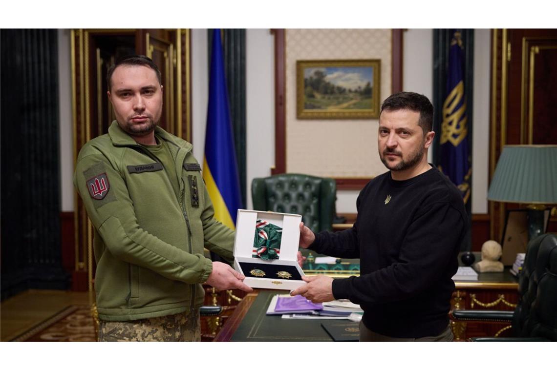 Präsident Volodymyr Zelenskyj zeichnet Geheimdienstchef Kyrylo Budanov (li.) aus. Der 39-jährige Generalleutnant diente in einer Spezialeinheit, wurde mehrfach im Donbass und auf der Krim verwundet.