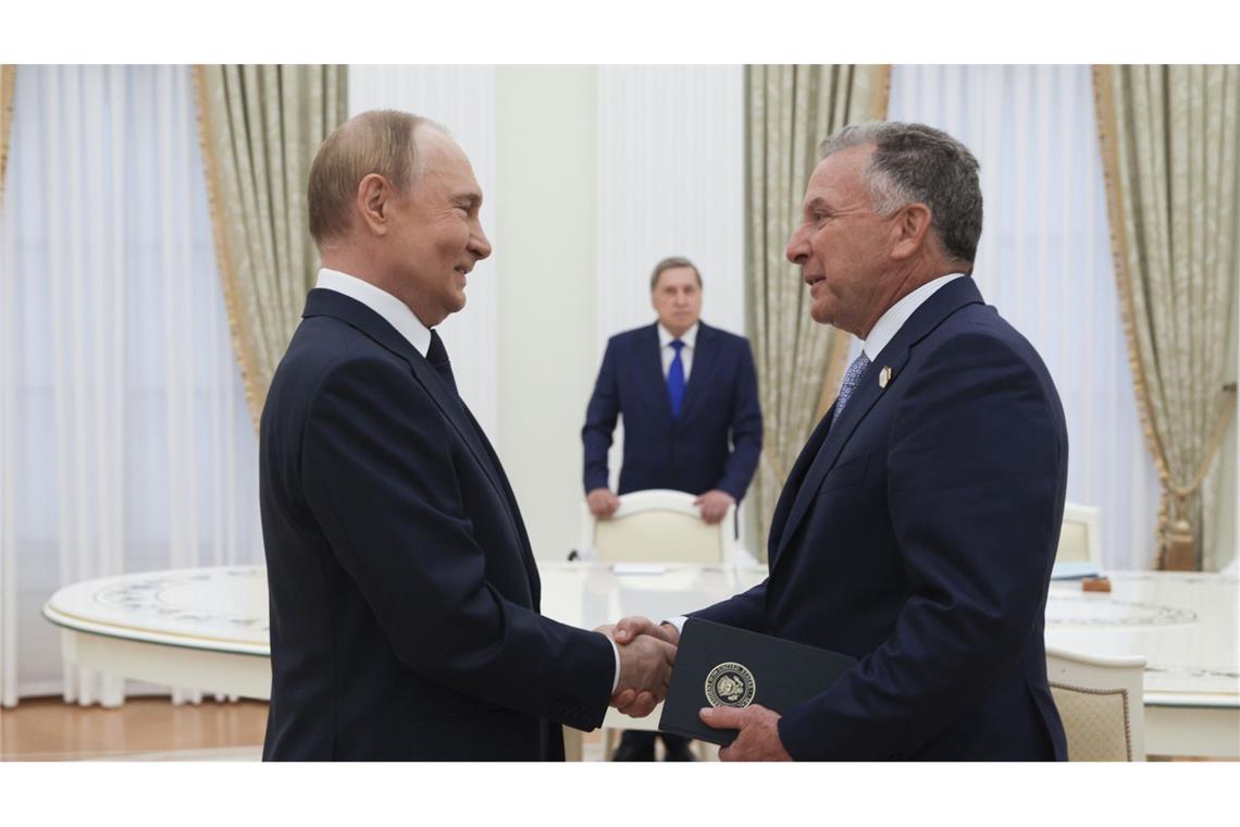 Putin empfängt US-Sondergesandten Witkoff Präsident Wladimir Putin und der Sondergesandte von US-Präsident Trump, Steve Witkoff reichen sich während ihres Treffens in Moskau die Hände.