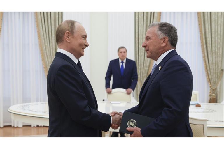 Präsident Wladimir Putin und der Sondergesandte von US-Präsident Trump, Steve Witkoff reichen sich während ihres Treffens in Moskau die Hände.