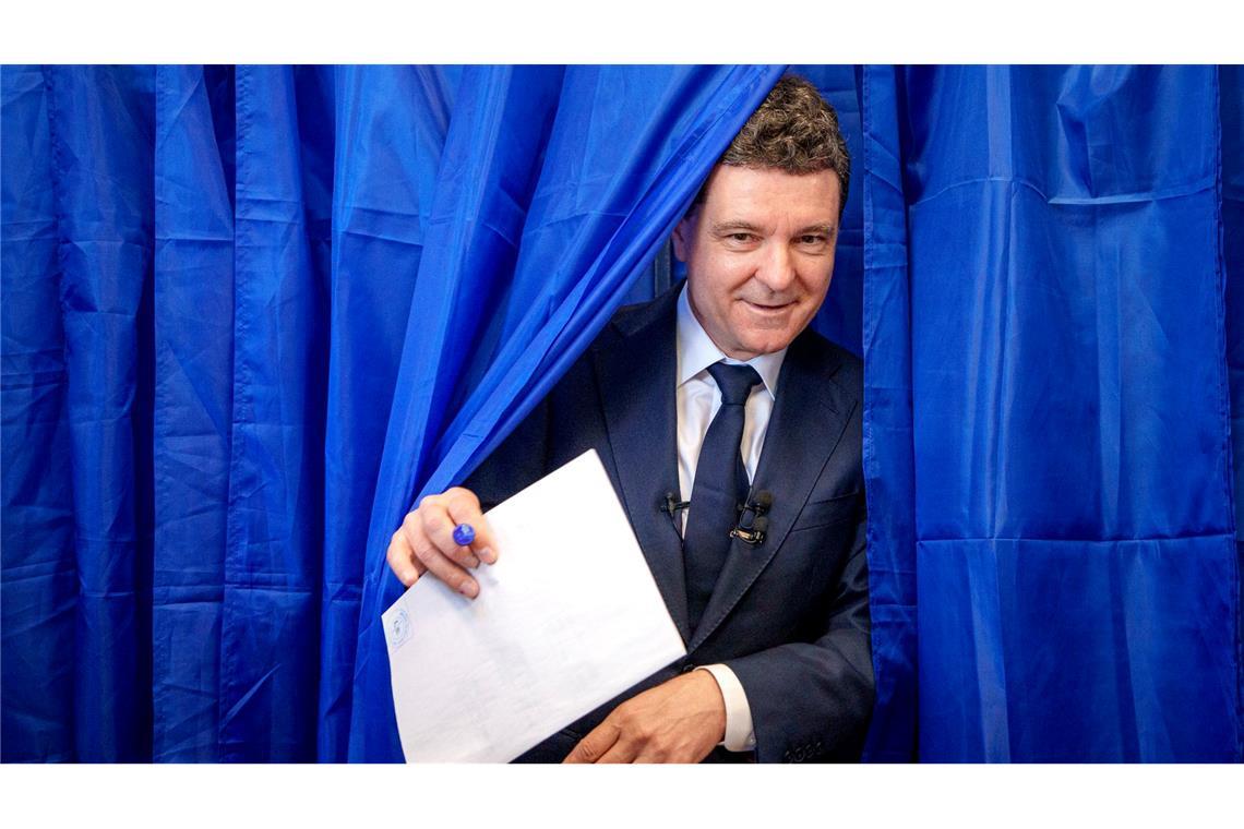 Präsidentenwahl in Rumänien: Rechtspopulist mit Abstand vorn Präsidentenkandidat Nicusor Dan, parteiloser Bürgermeister von Bukarest, hat es wahrscheinlich in die Stichwahl geschafft.