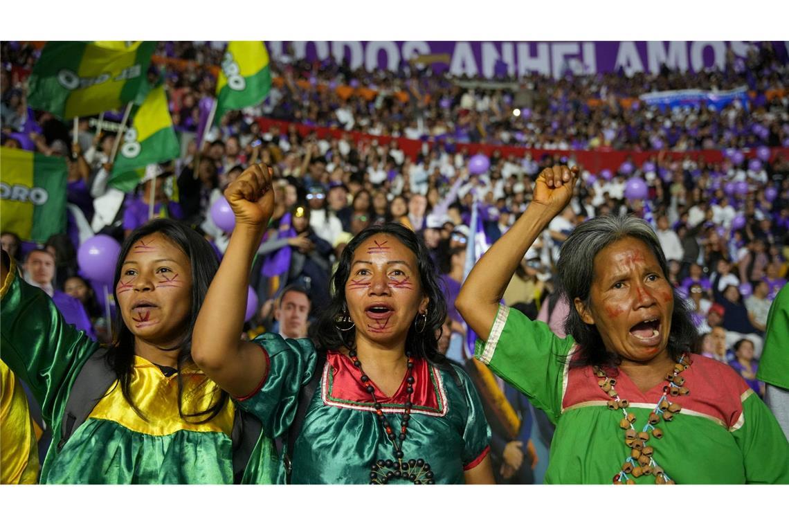 Präsidentschaftswahl in Ecuador: Indigene Anhänger des ecuadorianischen Präsidenten Daniel Noboa feuern ihn während einer Wahlkampfveranstaltung an. Am 13. April gibt es in Ecuador eine Stichwahl, weil zuvor keiner der Präsidentschaftskandidaten die erforderliche Mehrheit bekommen hatte.