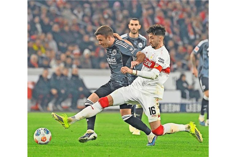 Präzisionsarbeit: Atakan Karazor angelt sich gegen Frankfurts Mario Götze