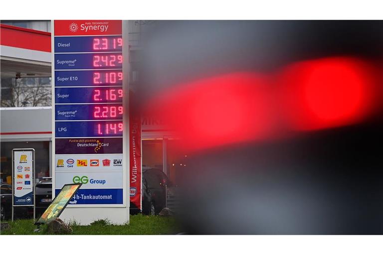 Preise an Tankstellen steigen: Die Regierung plant Entlastungen für Bürgerinnen und Bürger.