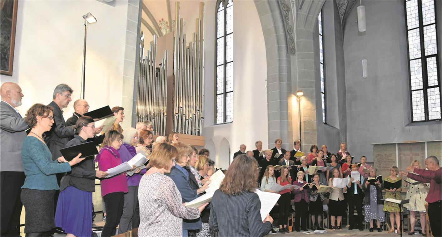Königin im Klangrausch Premiere: Kantorei, Jugend- und Kammerchor der Kirchenmusik bei der Einweihung der neuen Königin der Instrumente. Fotos: E. Klaper