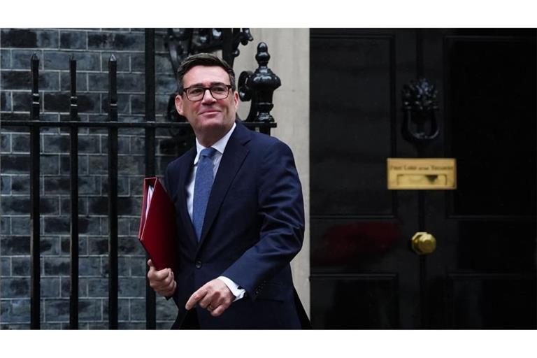 Premierminister Andy Burnham verlässt die Downing Street Nr. 10 in London, um an seiner ersten Fragestunde im Parlament teilzunehmen.