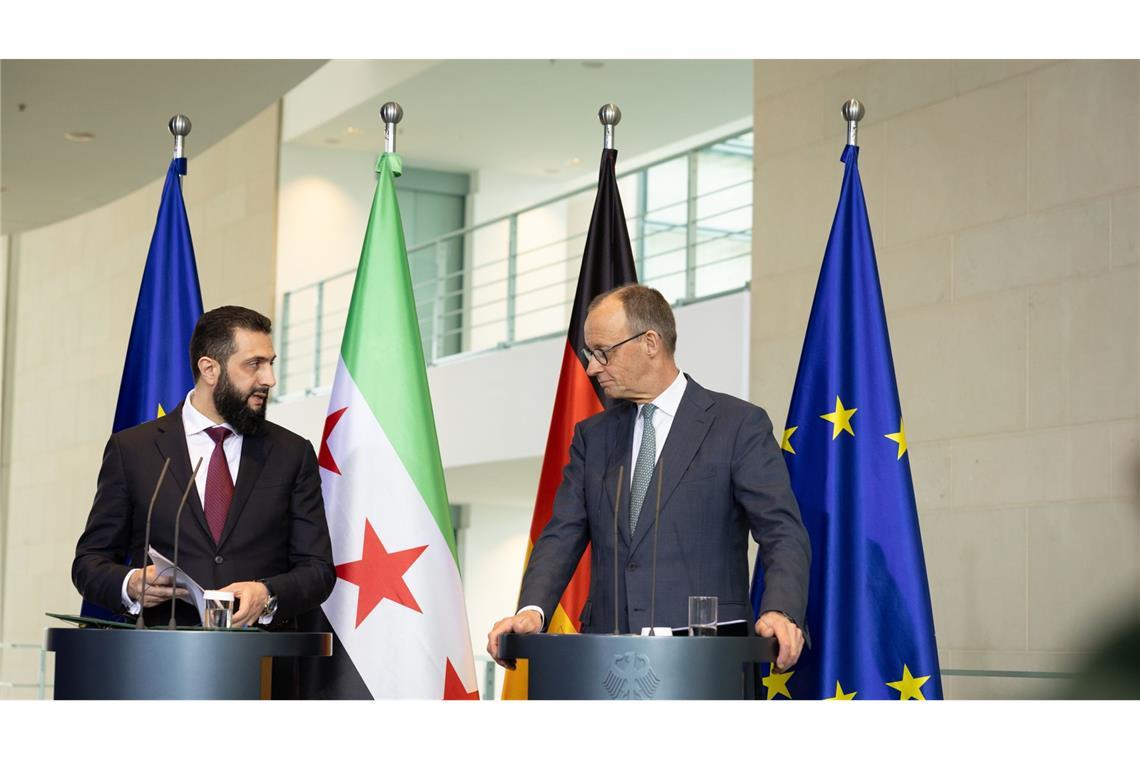 Pressekonferenz mit Bundeskanzler Friedrich Merz (CDU) und dem syrischen Praesidenten Ahmed al-Scharaa (li.)  nach den Gespraechen im Bundeskanzleramt in Berlin.