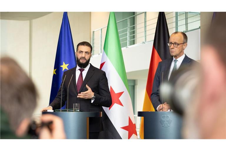 Pressekonferenz mit Bundeskanzler Friedrich Merz (CDU) und dem syrischen Praesidenten Ahmed al-Scharaa (li.) nach den Gespraechen im Bundeskanzleramt in Berlin. (Archivbild)