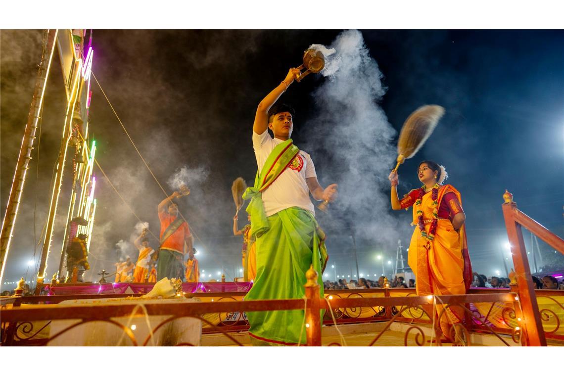 Bilder des Tages Priester vollziehen religiöse Rituale bei einer Gebetszeremonie zu Ehren des Ganges, der den Hindus heilig ist, während des Dev Deepawali Festes im nördlichen indischen Bundesstaat Uttar Pradesh.
