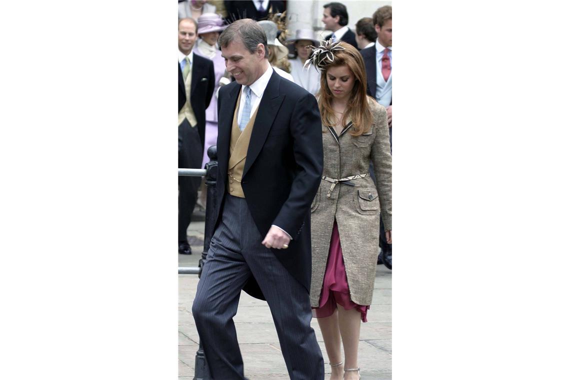 Eine Hochzeit und ein Todesfall Prinz Andrew mit seiner Tochter Prinzessin Beatrice – die Queen blieb dem Standesamt fern.