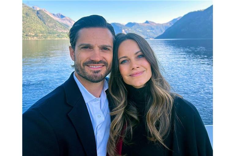 Prinz Carl Philip und Prinzessin Sofia haben auf Social Media ein neues Familienfoto geteilt.