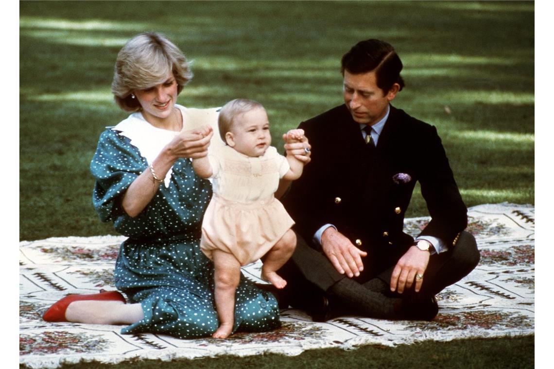 Prinz Charles und Prinzessin Diana posieren mit ihrem erstgeborenen Sohn Prinz William während ihres Staatsbesuches in Australien (Foto vom 23.04.1983).
