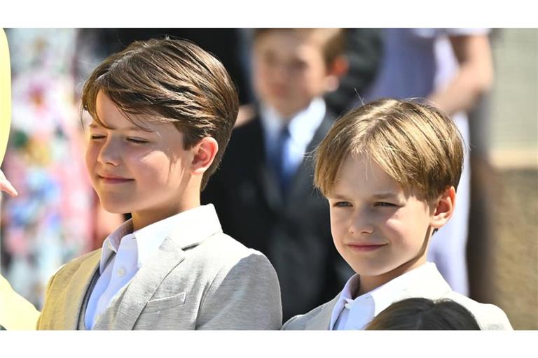 Prinz Gabriel (rechts) mit seinem älteren Bruder Alexander (links) und dem jüngeren Julian (vorne) nach der Taufe von Prinzessin Ines 2025 vor der Schlosskirche von Drottningholm.
