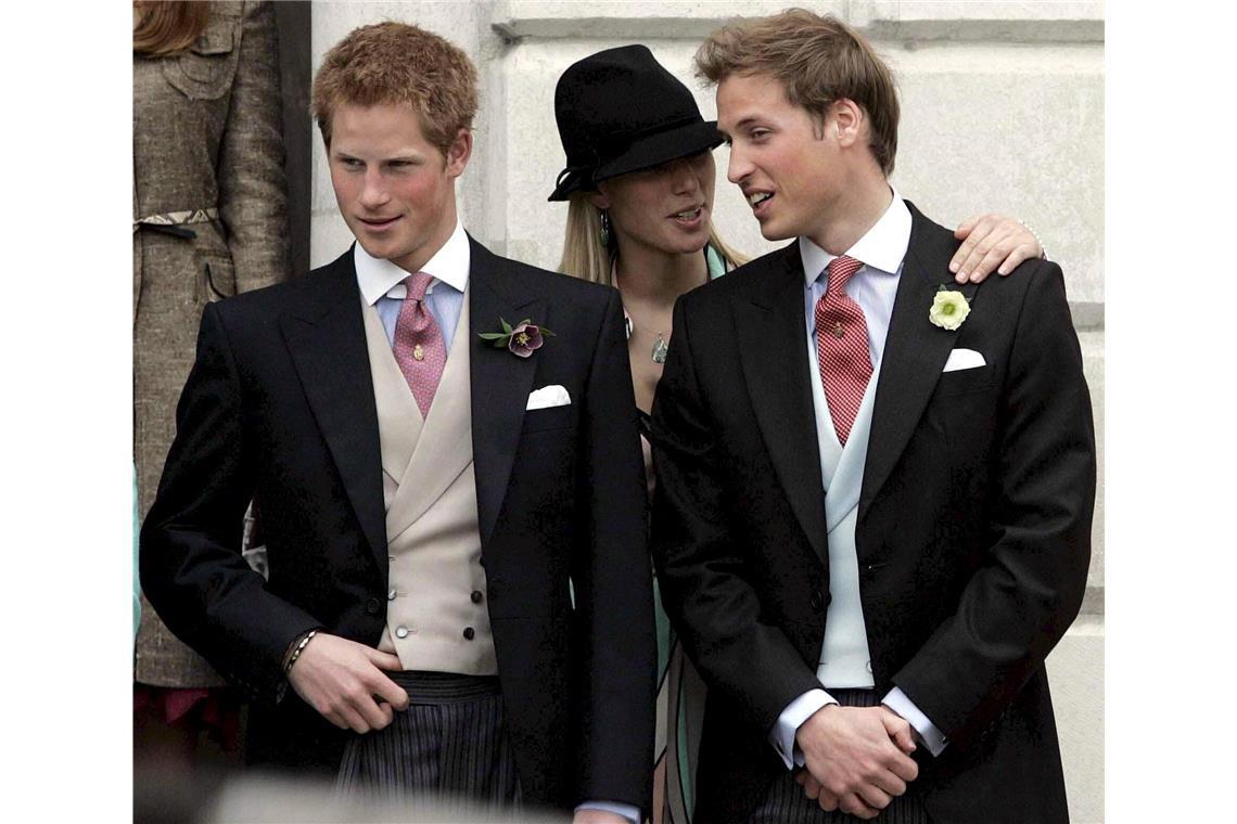 Prinz Harry, Cousine Zara Phillips und Prinz William während der Hochzeit von Charles und Camilla.