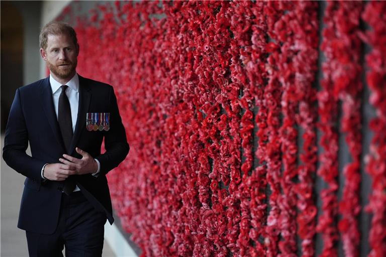 Prinz Harry, Herzog von Sussex, besichtigt am zweiten Tag der königlichen Australienreise die Wall of Remembrance am Australian War Memorial.