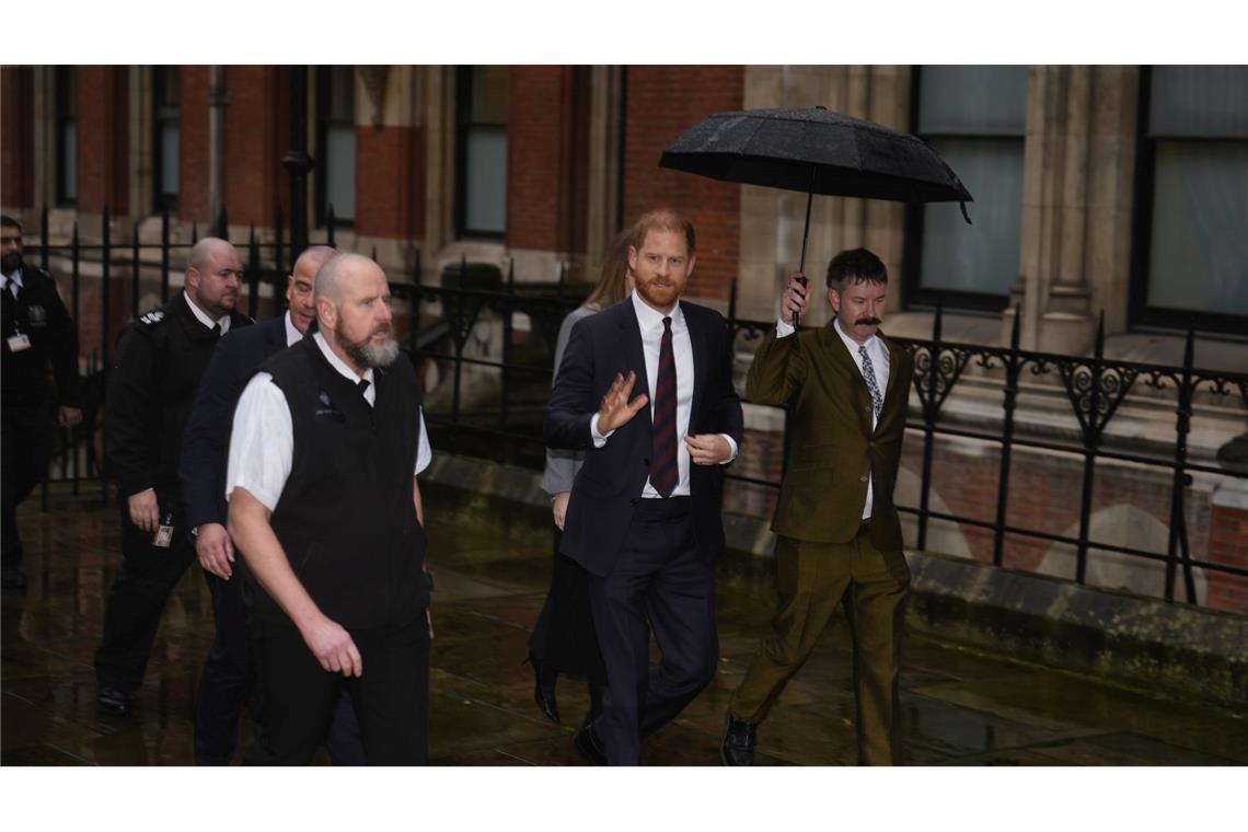 Prinz Harry trifft vor seiner Zeugenaussage in der Klage gegen die "Daily Mail" am Gericht in London ein.