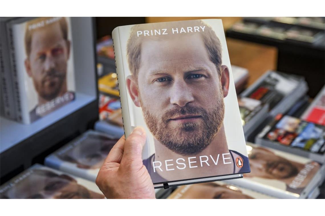 Prinz Harry veröffentlichte Anfang 2023 seine Autobiografie „Spare“ („Reserve“), in der er offen über sein Leben im britischen Königshaus und Konflikte innerhalb der Familie schreibt.