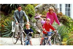 Prinz Harry (vorne links) bei einer Fahrrad-Tour während eines Urlaubs im Jahr 1989 mit seinen Eltern Charles und Diana sowie seinem älteren Bruder William.