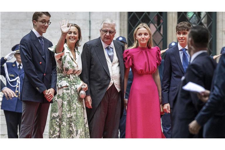 Prinz Laurent (Bildmitte), hier im Kreise seiner Familie, hat überraschend Nachwuchs bekommen. Er präsentierte seinem Volk einen unehelichen Sohn.