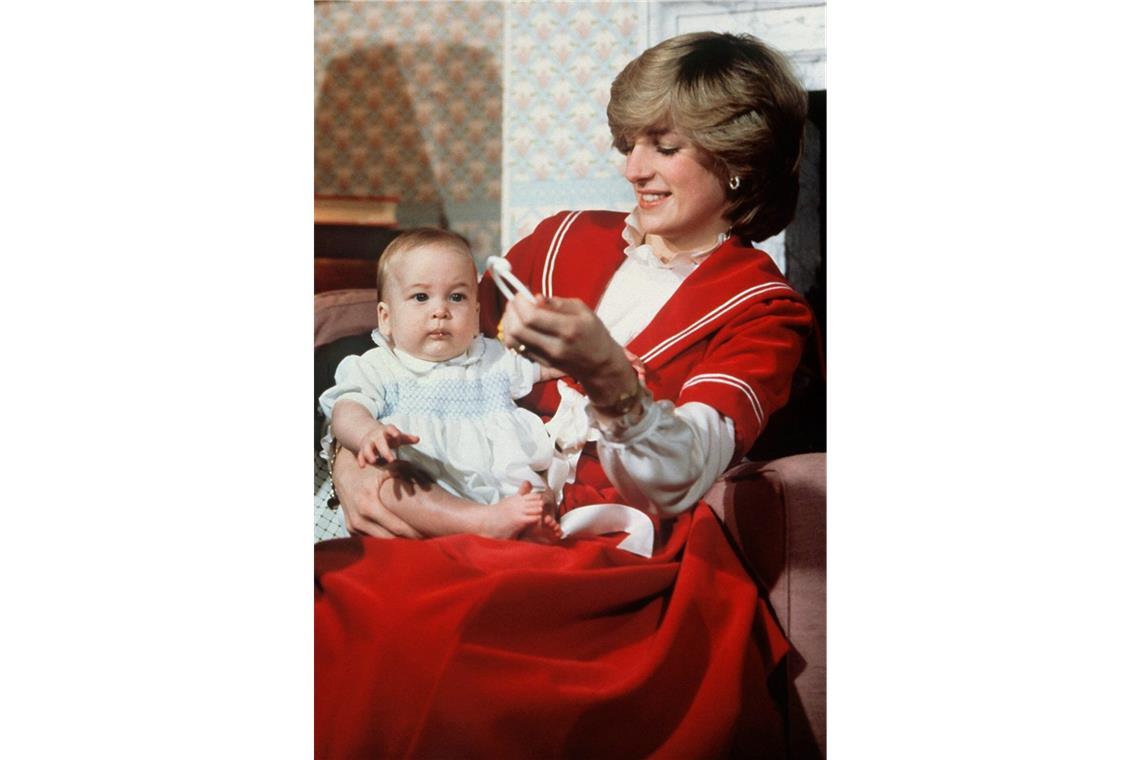 Prinz William 1982 auf dem Schoß seiner Mutter, Prinzessin Diana.