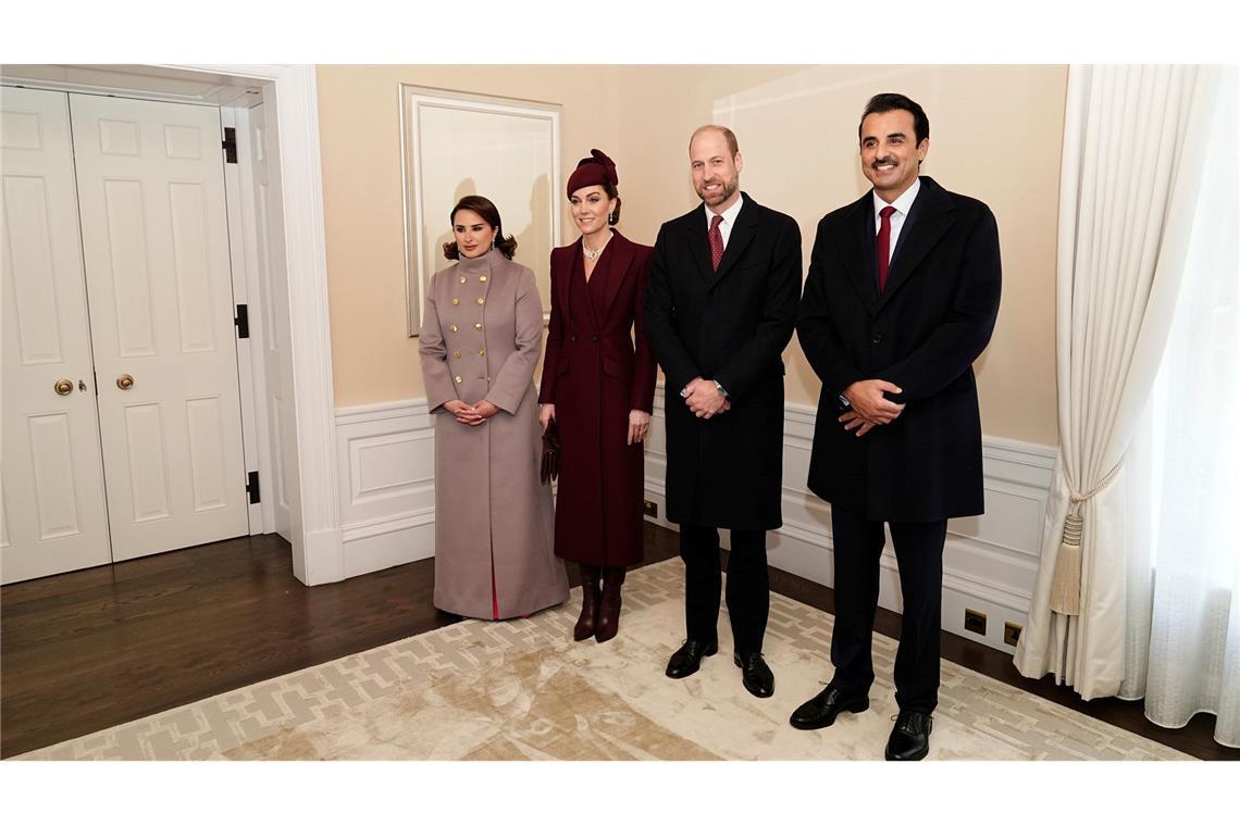 Kate und William begrüßen Emir von Katar zum Staatsbesuch Prinz William (2.v.r.) und seine Ehefrau Prinzessin Kate (2.v.l.) begrüßten das Herrscherpaar in ihrer Londoner Residenz.