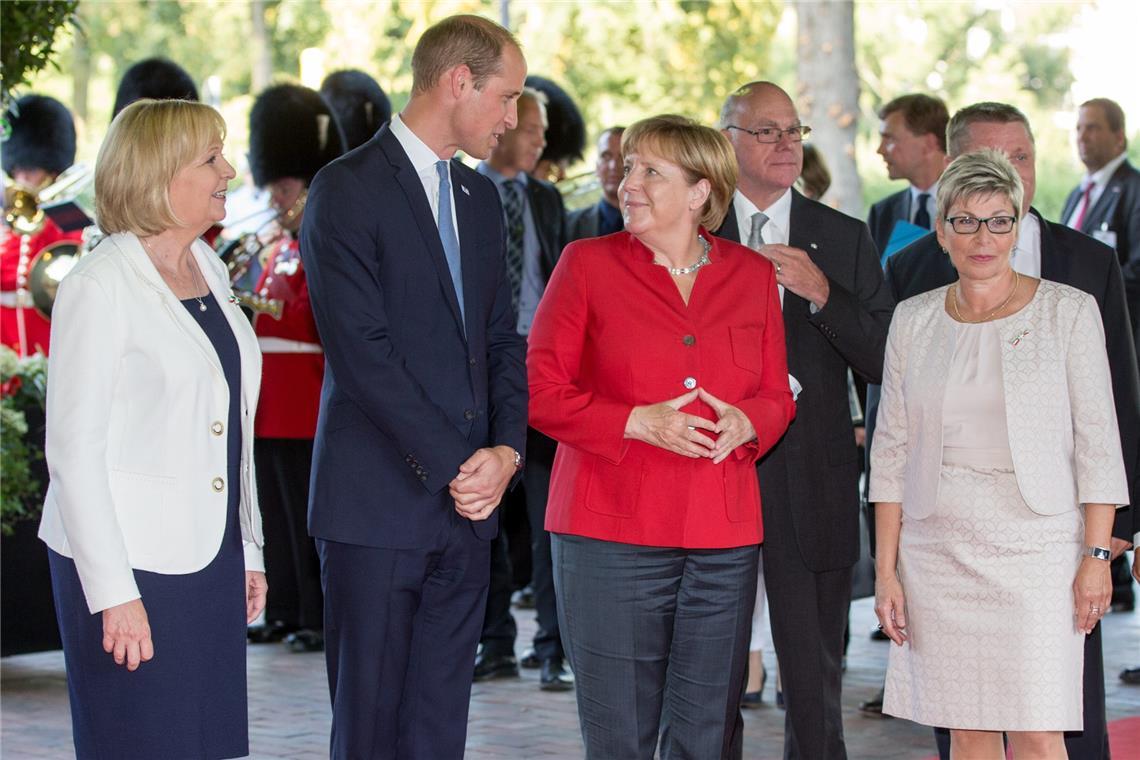 Prinz William hat auch die ehemalige Bundeskanzlerin Angela Merkel getroffen, unter anderem hier, 2016 in Düsseldorf.