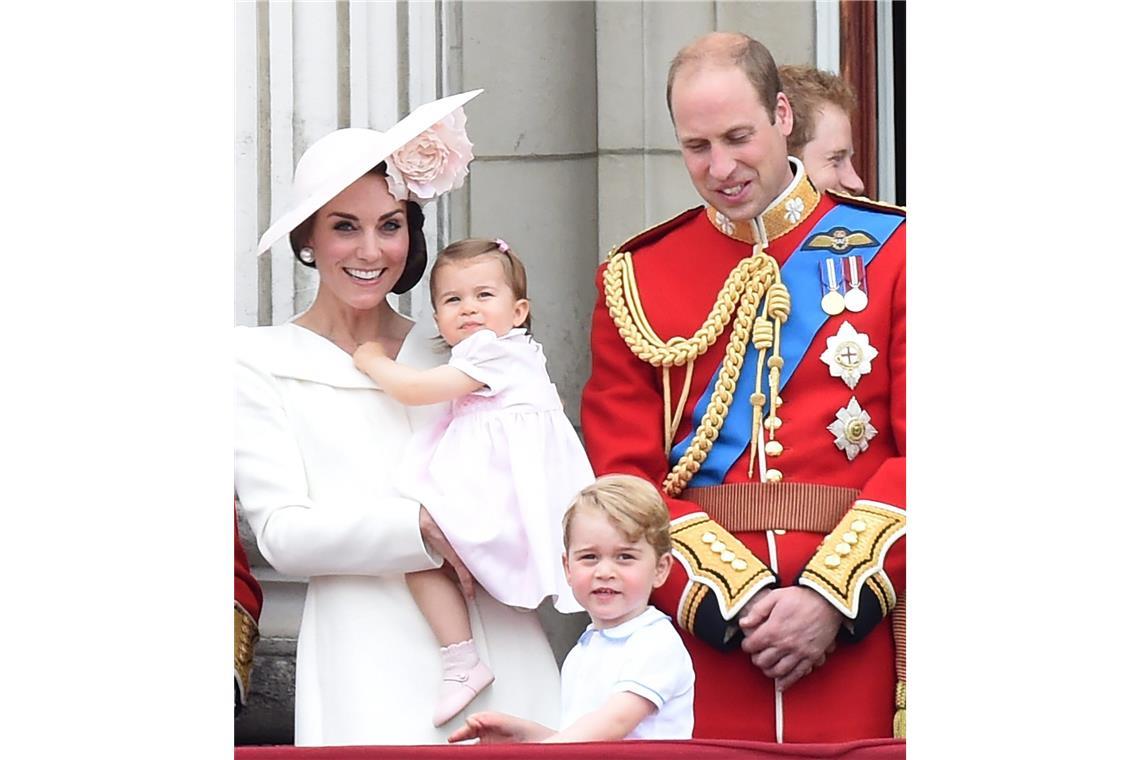Prinz William Herzogin Catherine nehmen mit ihren Kindern Prinz George und Prinzessin Charlotte 2016 in London als Zuschauer an einer Parade anlässlich des 90. Geburtstags von Königin Elizabeth II. teil.