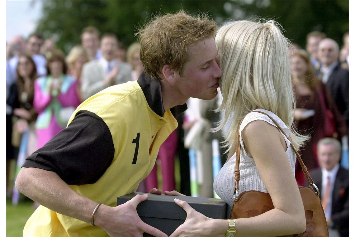 Prinz William küsst das Model Claudia Schiffer im Jahr 2002, nachdem er als Mitglied der siegreichen Polo-Mannschaft bei einem Wohltätigkeits-Polo-Turnier im Ashe Park in Hampshire den Porcelanosa-Pokal entgegengenommen hatte.