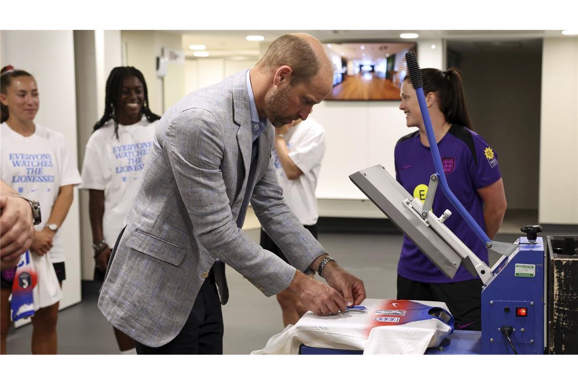 Bilder des Tages Prinz William (M) druckt eine Rückennummer auf ein Trikot der englischen Frauennationalmannschaft.
