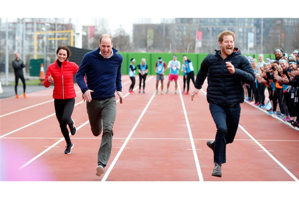 Prinz William (m), Herzogin Catherine (Kate, l.) und Prinz Harry (r) laufen 2017 im Queen Elizabeth Olymipic Park in London im Rahmen ihrer Kampagne "Heads Together".