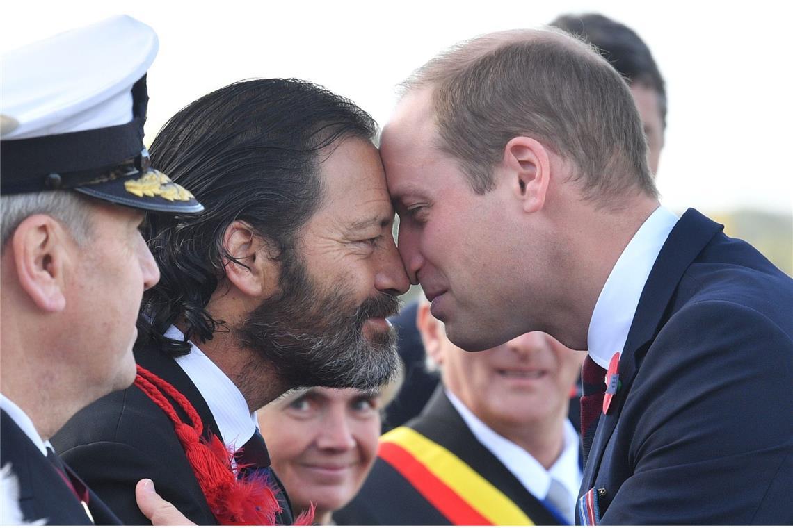 Prinz William (r) begrüßt 2017 auf dem Soldatenfriedhof Tyne Cot in Zonnebeke (Belgien) den neuseeländischen Offizier Willie Apiata (2.v.l) mit dem Maori-Begrüßungsritual «Hongi». Sie nahmen an einer Gedenkzeremonie für die neuseeländischen Soldaten, die an der Schlacht um Passchendaele am 12.10.1917 beteiligt waren, teil.