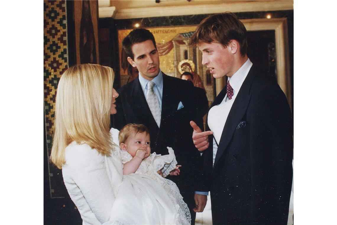 Prinz William (rechts) im Gespräch mit Kronprinz und Kronprinzessin Pavlos im Jahr 1999 nach der Taufe ihres Sohnes, Prinz Konstantine Alexios, in der griechischen Kathedrale im Zentrum von London. Prinz William ist einer von acht Paten, die aus dem Freundeskreis der Familie und aus den Reihen der europäischen Monarchien stammen.