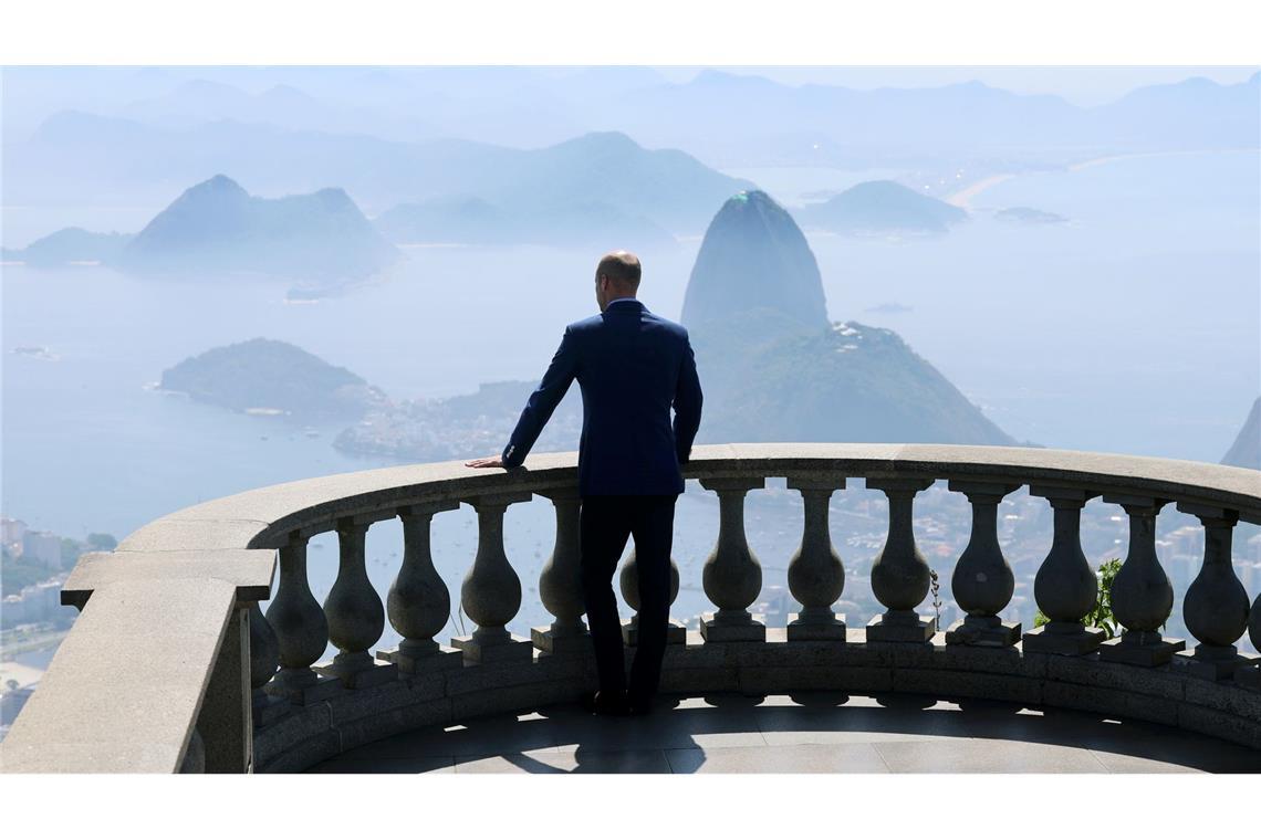 Prinz William schaut von einem Aussichtspunkt an der Christusstatue auf dem Berg Corcovado in Rio de Janeiro auf den Zuckerhut.