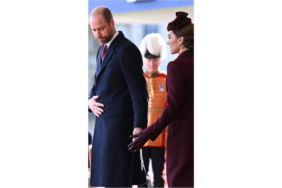 Kate und William begrüßen Emir von Katar zum Staatsbesuch Prinz William und Prinzessin Kate bei der offiziellen Begrüßung des Emirs.