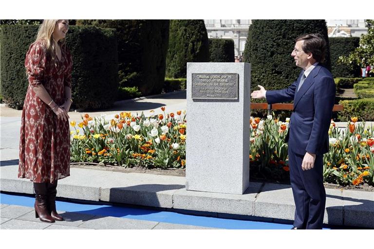Prinzessin Amalia der Niederlande und Madrids Bürgermeister José Luis Martínez-Almeida enthüllen am neuen Tulpengarten an der Plaza de Oriente eine Gedenktafel.