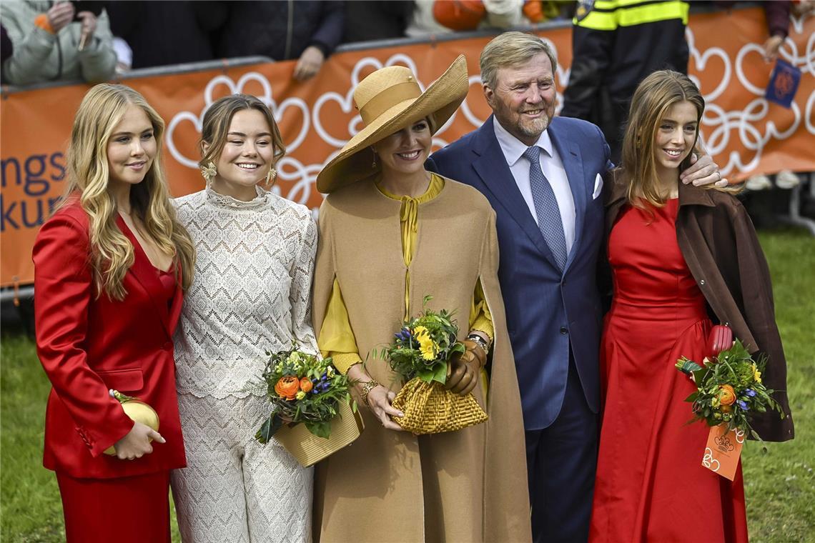 Prinzessin Amalia (l-r), Prinzessin Ariane, Königin Máxima, König Willem-Alexander und Prinzessin Alexia posieren bei den Feierlichkeiten zum Königstag für ein Foto. Der König feiert seinen 59. Geburtstag mit seiner Familie in der friesischen Stadt Dokkum.