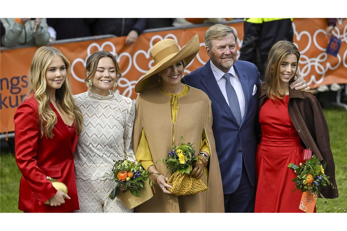 Prinzessin Amalia, Prinzessin Ariane, Königin Máxima, König Willem-Alexander und Prinzessin Alexia (von links) posieren bei den Feierlichkeiten zum Königstag für ein Foto.