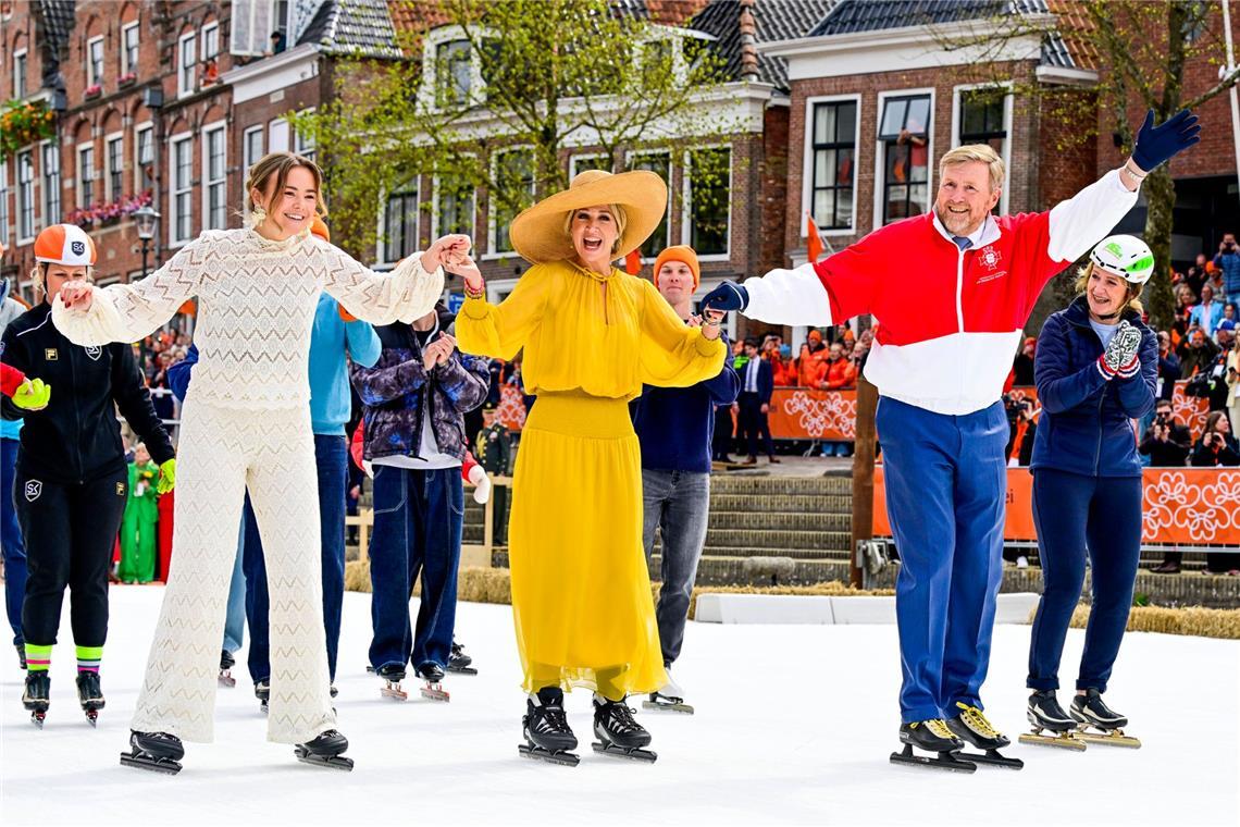 Prinzessin Ariane, Königin Máxima und König Willem-Alexander auf einer eigenes angelegten Eisbahn.