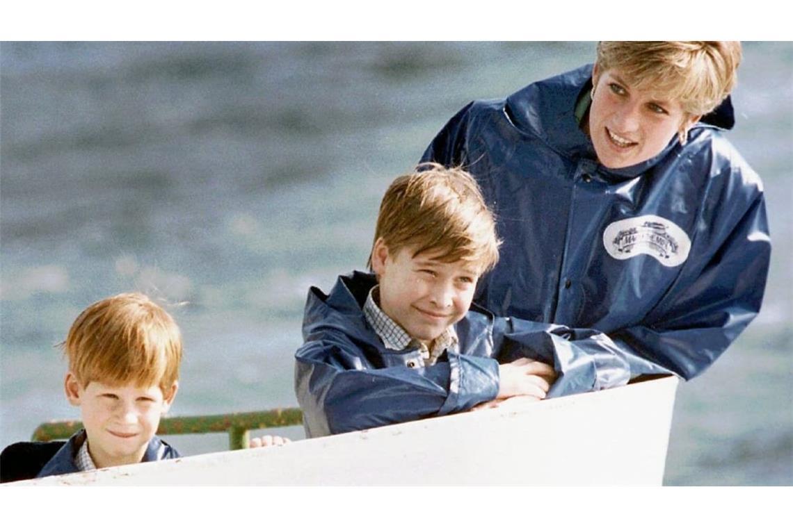 Prinzessin Diana besichtigt im Oktober 1991 mit ihren Söhnen Prinz William (M) und Prinz Harry die Niagara Fälle (USA).