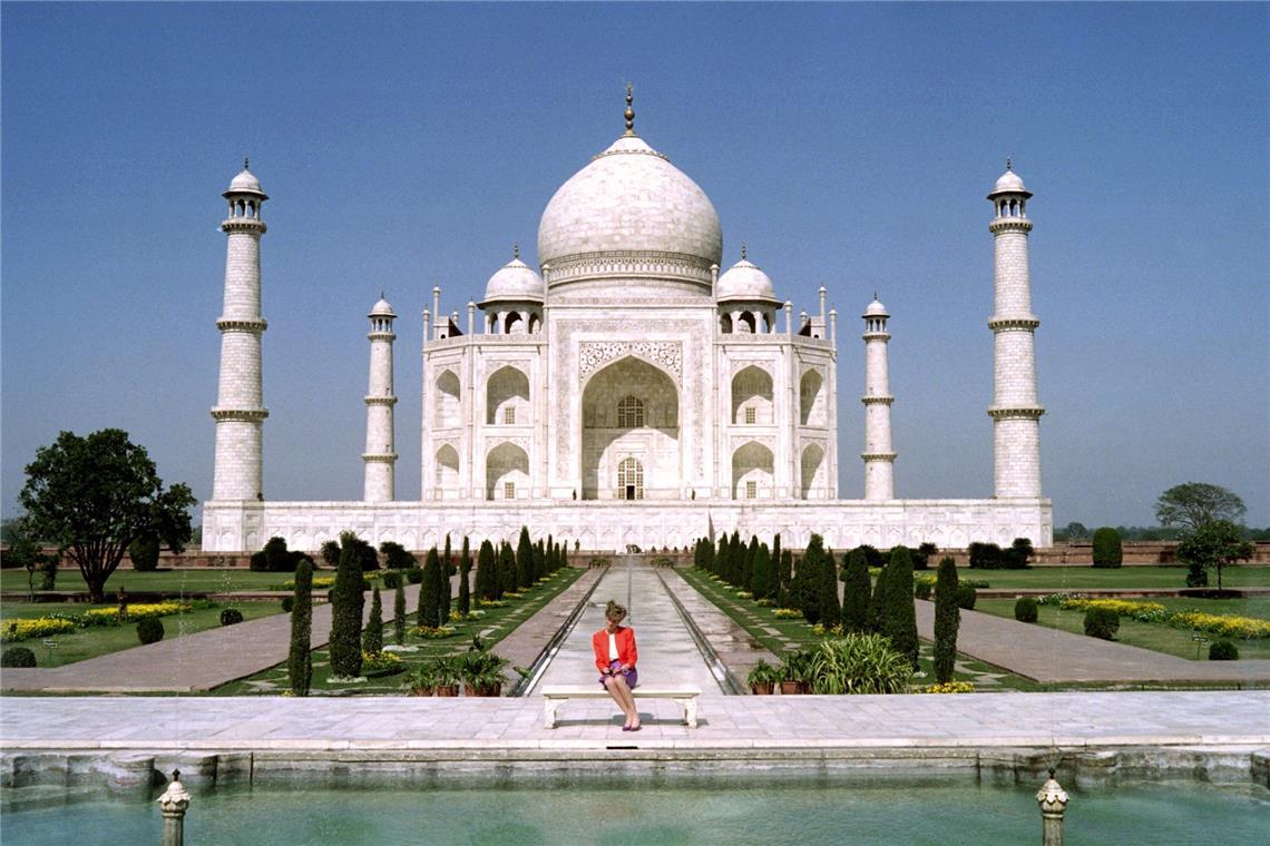 Prinzessin Diana posiert im Februar 1992 während des Besuchs des Königspaares vor dem Taj Mahal aus dem 17. Jahrhundert für Fotos.
