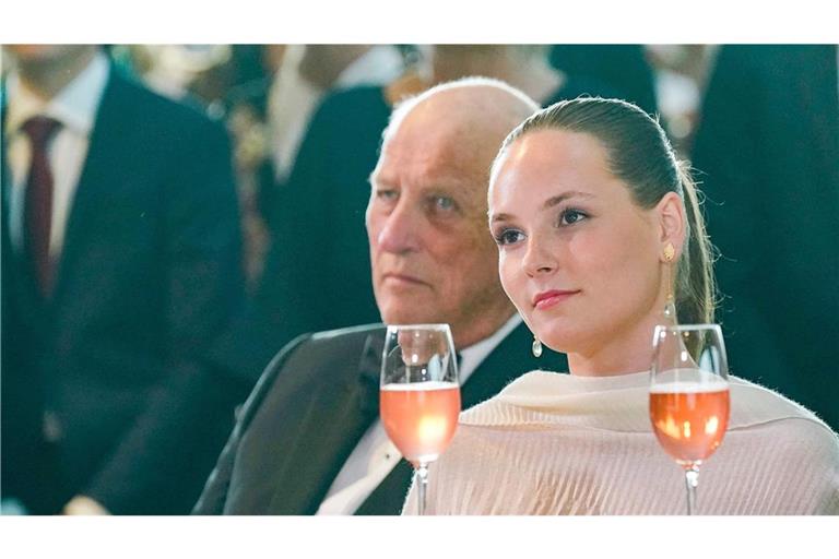 Prinzessin Ingrid Alexandra mit ihrem Großvater, König Harald V. von Norwegen