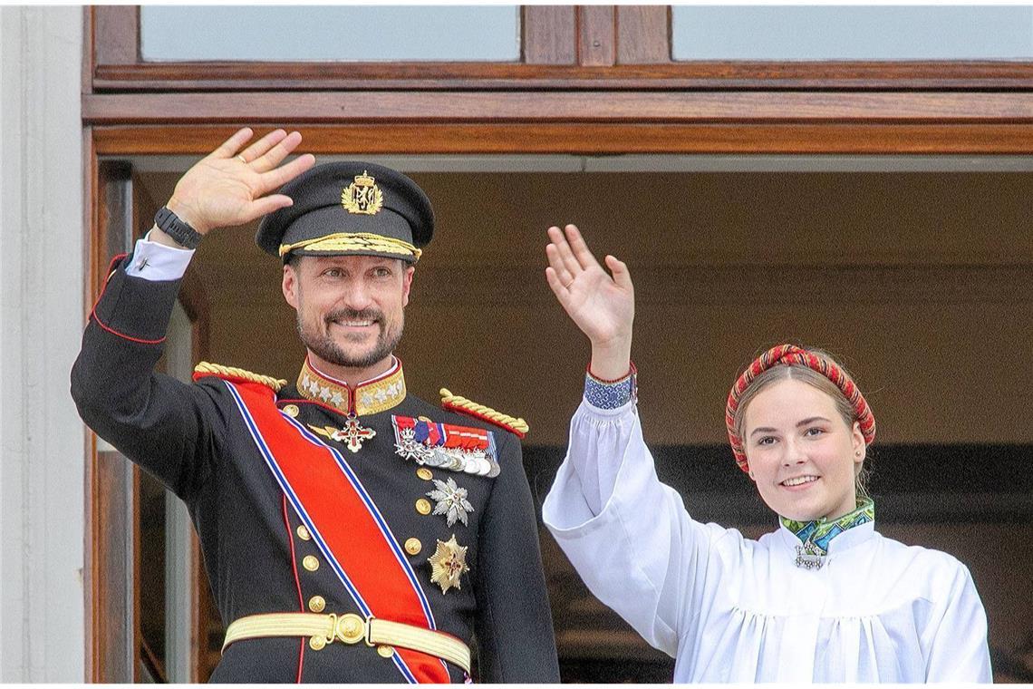 Prinzessin Ingrid Alexandra und ihr Vater, Kronprinz Haakon, bei ihrer Konfirmation im Jahr 2019.