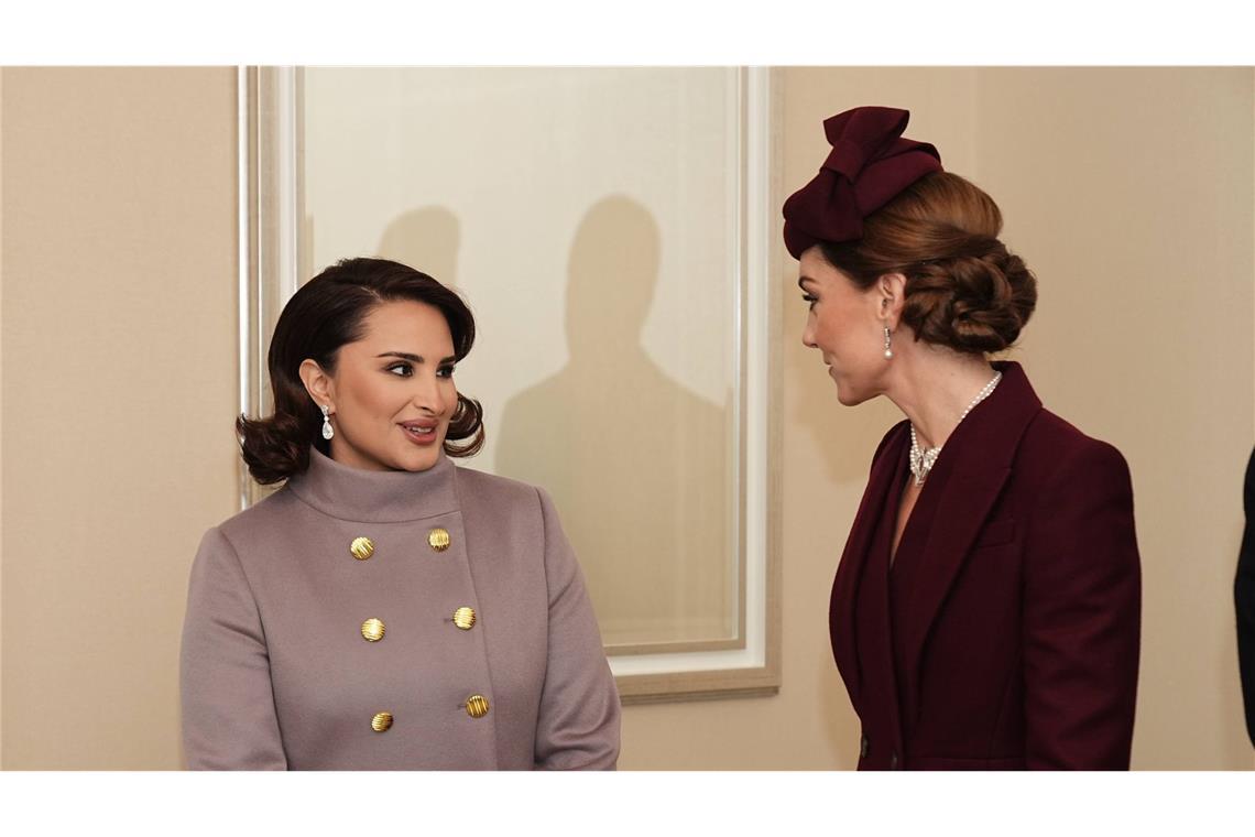Kate und William begrüßen Emir von Katar zum Staatsbesuch Prinzessin Kate begrüßt Sheikha Jawaher, die Frau des Emirs von Katar in London.