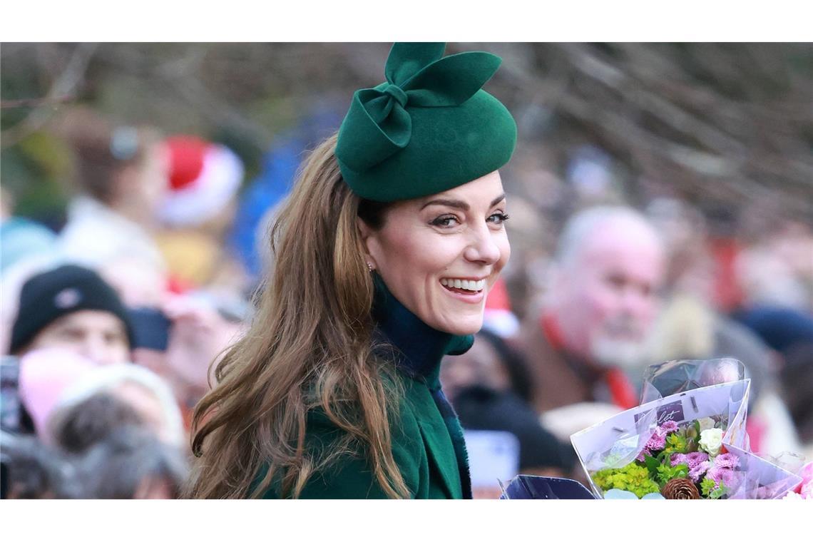 Wie viel Kate kriegt Großbritannien im neuen Jahr? Prinzessin Kate bekam beim Kirchgang an Weihnachten viele Blumensträuße überreicht.